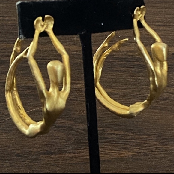 🔥 Matte Goldtone Sculptural Female Earrings - Picture 5 of 15